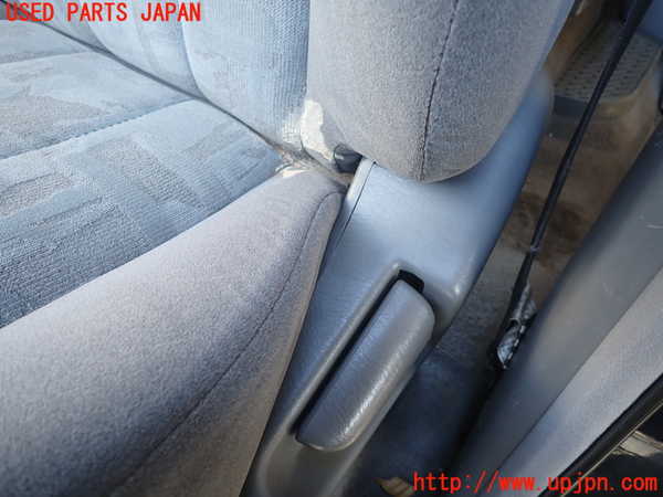 1UPJ-9236527065]ランクル100系(UZJ100W)助手席シート 中古_4