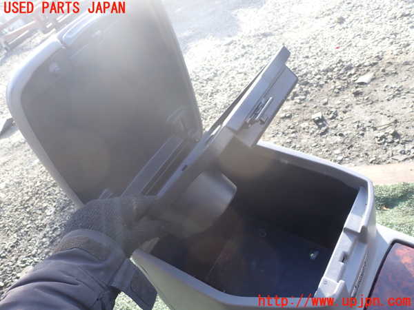1UPJ-9236527540]ランクル100系(UZJ100W)センターコンソール 中古_3