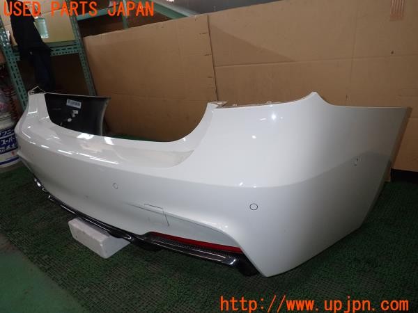 3UPJ=9236530058]BMW 330e Mスポーツ(8E20 F30)LCI 純正 リアバンパー 社外 カーボンリアディフューザー付き 中古_3
