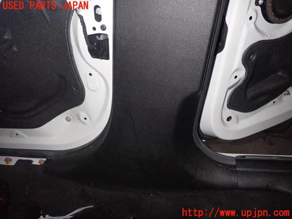 1UPJ-9236537665]BMW 330e(8E20)右センターピラートリム 中古_4