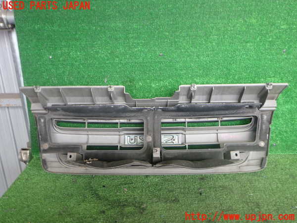 2UPJ-9236551050]ビッグホーン(UBS73GW)ラジエターグリル 中古_4