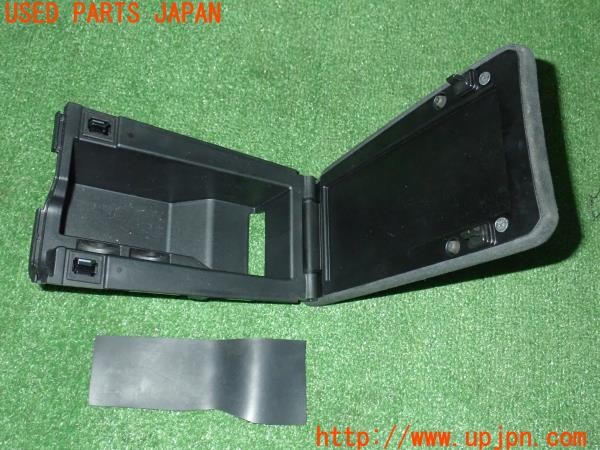 3UPJ=9236560652]アバルト 124スパイダー(NF2EK)マツダ純正 N243-64441 センターコンソール アームレスト 中古_4