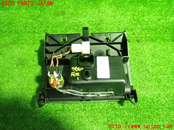 1UPJ-9236627821]ベンツ CLS350 C218(218359)灰皿1 中古_3