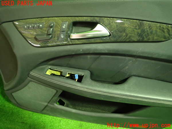 1UPJ-9236621234]ベンツ CLS350 C218(218359)右前ドア内張り 中古_2