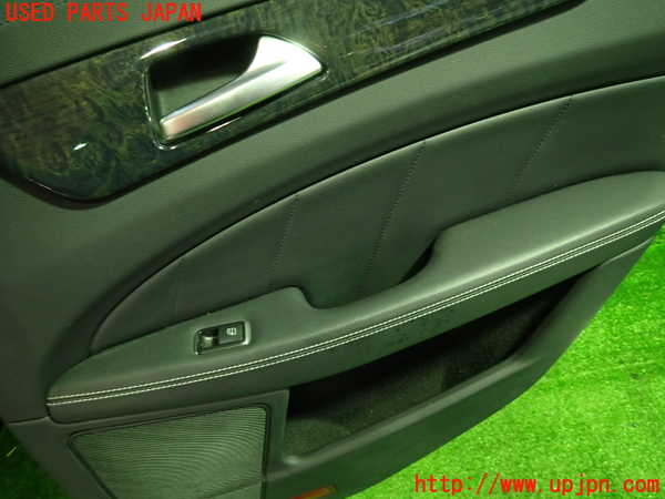 1UPJ-9236621294]ベンツ CLS350 C218(218359)右後ドア内張り 中古_2