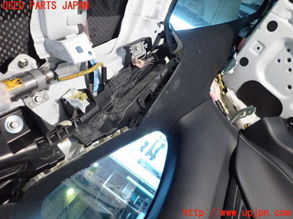 1UPJ-9236647675]レクサス・RC F(USC10)右リアピラートリム 中古_2