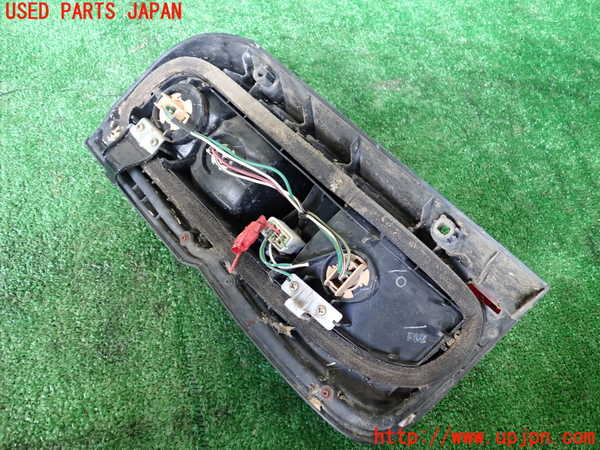 1UPJ-9236661530]ハイエースワゴン100系(KZH100G)右テールランプ 中古_2