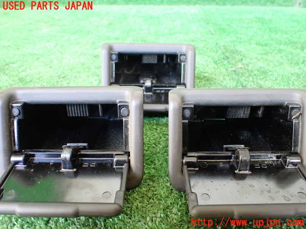 1UPJ-9236667822]ハイエースワゴン100系(KZH100G)灰皿2 中古_2