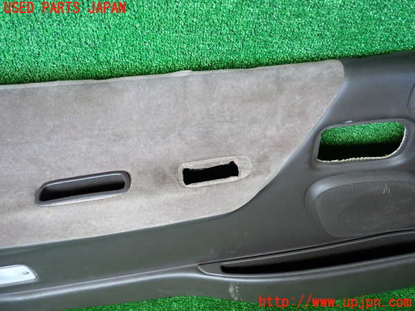 1UPJ-9236661264]ハイエースワゴン100系(KZH100G)左前ドア内張り 中古_2