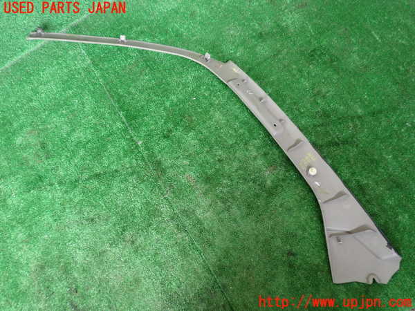 1UPJ-9236667655]ハイエースワゴン100系(KZH100G)右フロントピラートリム 中古_2