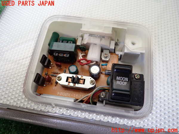 1UPJ-9236666411]ハイエースワゴン100系(KZH100G)ルームランプ1(2列目真中) 中古_3