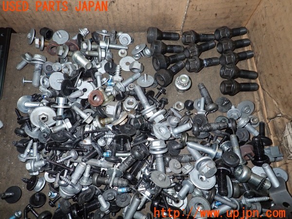 3UPJ=9236680720]BMW 525i(NU25 E60)後期 ネジ・ナット・ステー類 セット ジャンク_4