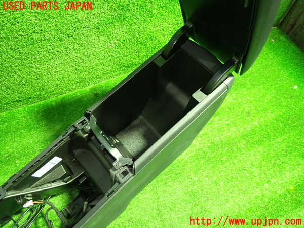 1UPJ-9236817540]ベンツ AMG CLA45 4MATIC(117352 C117)センターコンソール 中古_2