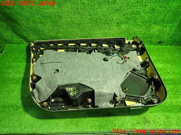 1UPJ-9236811234]ベンツ AMG CLA45 4MATIC(117352 C117)右前ドア内張り 中古_3