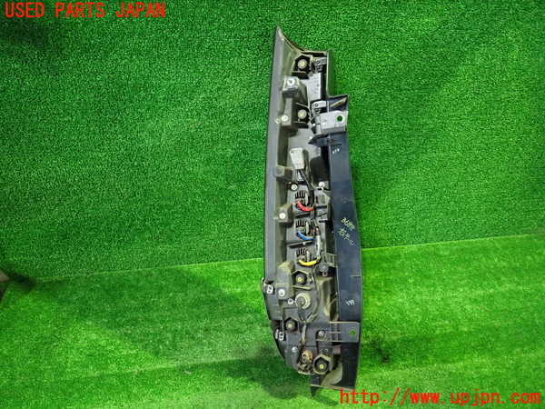 1UPJ-9236881530]ヴォクシー(ノア)(ZRR80W)右テールランプ 中古_2