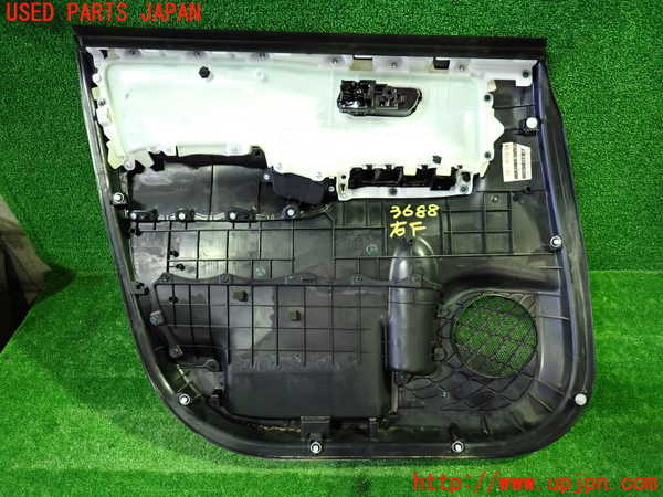 1UPJ-9236881234]ヴォクシー(ノア)(ZRR80W)右前ドア内張り 中古_4