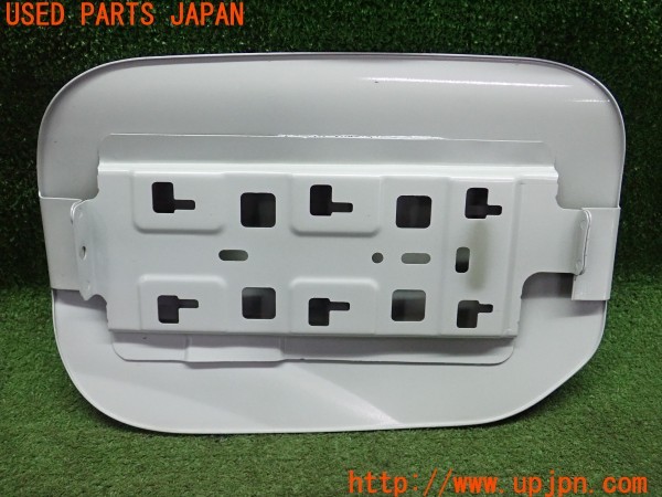 3UPJ=9236930014]アウトランダー PHEV P(GN0W)純正 充電ポートカバー 充電口カバー 右リア側 中古_5