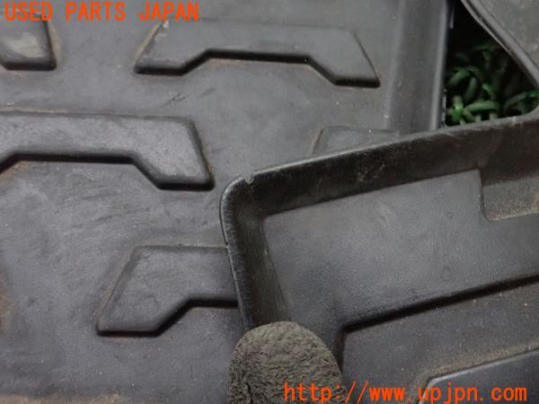 3UPJ=9236970629]BMW X3 xDrive 25i(PC25 E83)後期 純正 ラバー フロアマット 中古_4