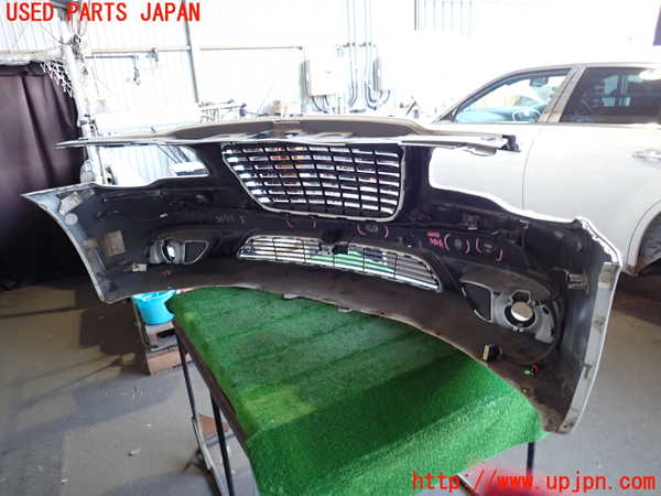 2UPJ-9236991010]クライスラー・300(LX36)フロントバンパー 中古_5