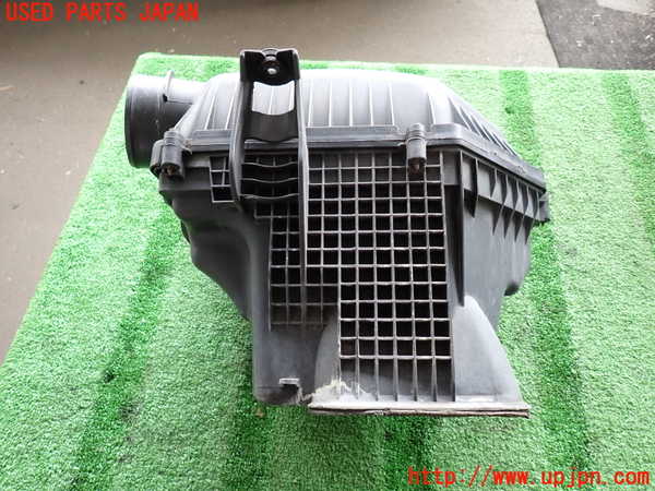 2UPJ-9236992560]クライスラー・300(LX36)エアクリーナーボックス 中古_2