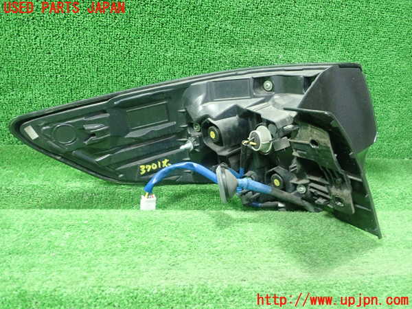 1UPJ-9237011530]カローラ ツーリング ハイブリッド(ZWE211W)右テールランプ 中古_3