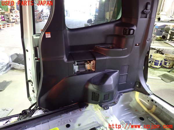 1UPJ-9237027675]ヴォクシー(ノア)(MZRA90W)右リアピラートリム 中古_4