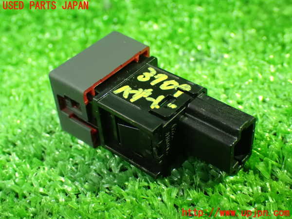 1UPJ-9237076290]セレナ(C28)ハザードスイッチ 中古_2