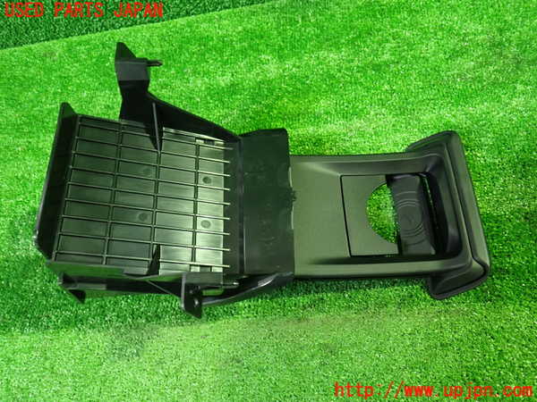 1UPJ-9237077810]セレナ(C28)ドリンクホルダー 中古_2