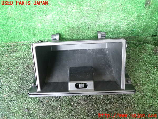1UPJ-9237097516]ジムニー(JB64W)グローブボックス1 中古_3