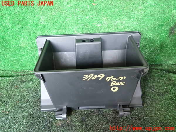 1UPJ-9237097516]ジムニー(JB64W)グローブボックス1 中古_4
