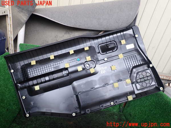 1UPJ-9237091234]ジムニー(JB64W)右ドア内張り 中古_4