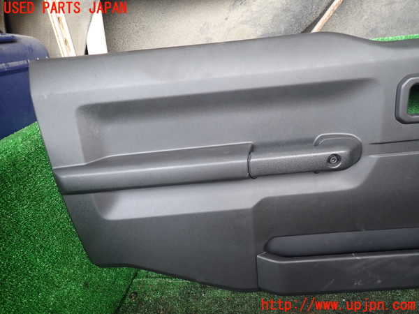 1UPJ-9237091264]ジムニー(JB64W)左ドア内張り 中古_3