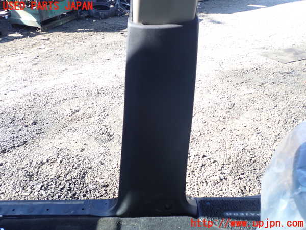 1UPJ-9237127665]パジェロ(V98W)右センターピラートリム 中古_3