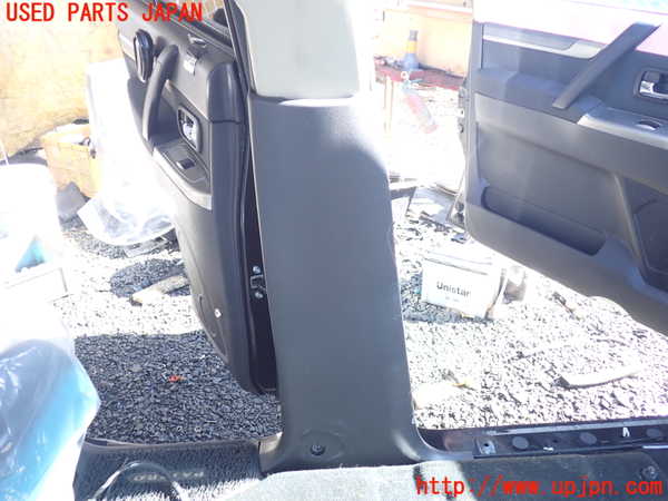 1UPJ-9237127670]パジェロ(V98W)左センターピラートリム 中古_3
