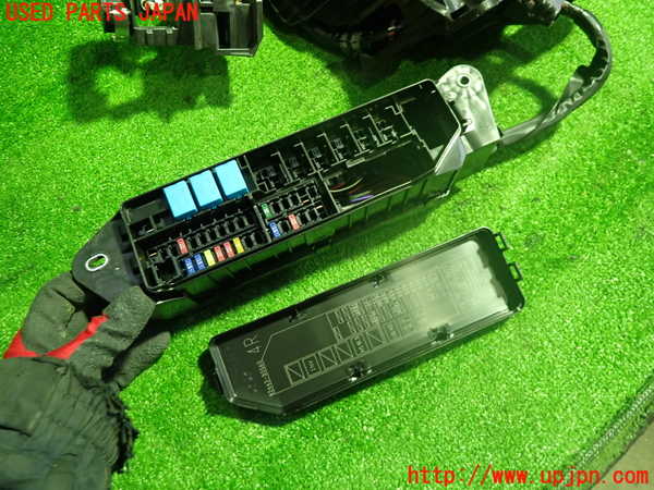 1UPJ-9237166741]クラウン ハイブリッド(AZSH20)ヒューズボックス1 中古_3
