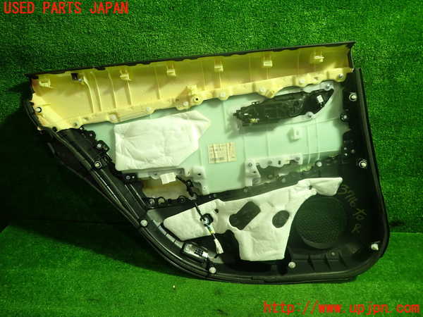 1UPJ-9237161294]クラウン ハイブリッド(AZSH20)右後ドア内張り 中古_3