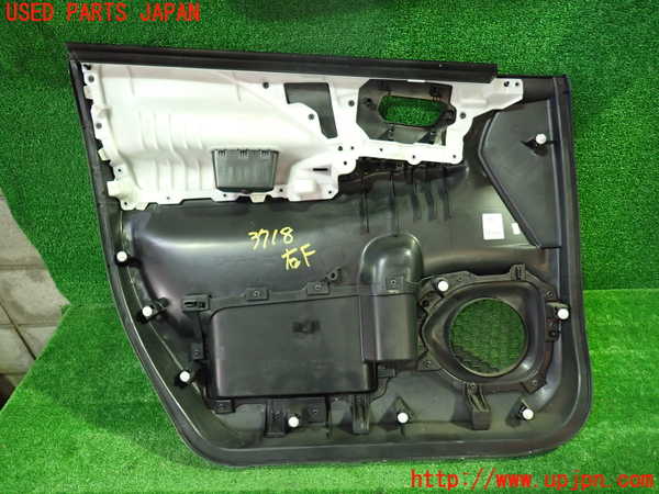 1UPJ-9237181234]セレナ e-POWER(HFC27)右前ドア内張り 中古_4
