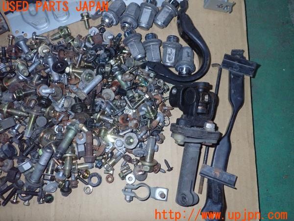 3UPJ=9237240720]ソアラ 3.0GT Gパッケージ装着車(JZZ31)後期 ネジ・ナット・ステー類 ジャンク_4