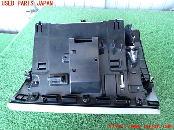 2UPJ-9237257516]ボルボ・XC60(UD4204TXC)グローブボックス1 中古_3