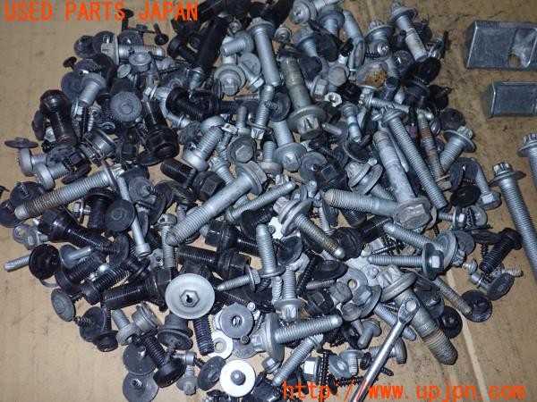 3UPJ=9237280720]BMW ミニ(MINI)クーパーSD(XT20 F55)ネジ・ナット・ステー類 セット ジャンク_3