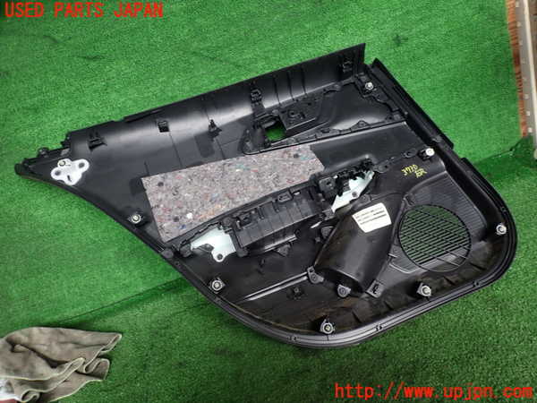 2UPJ-9237301294]プリウス(MXWH60)右後ドア内張り 中古_4