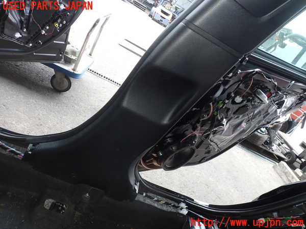 2UPJ-9237307665]プリウス(MXWH60)右センターピラートリム 中古_3