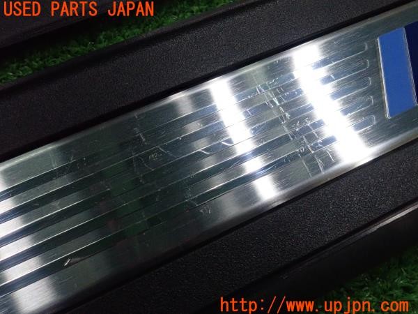 3UPJ=9237370616]BMW 523i ツーリング(MT25 F11)純正 103334 スカッフプレート 中古_4
