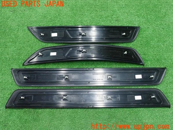 3UPJ=9237370616]BMW 523i ツーリング(MT25 F11)純正 103334 スカッフプレート 中古_5