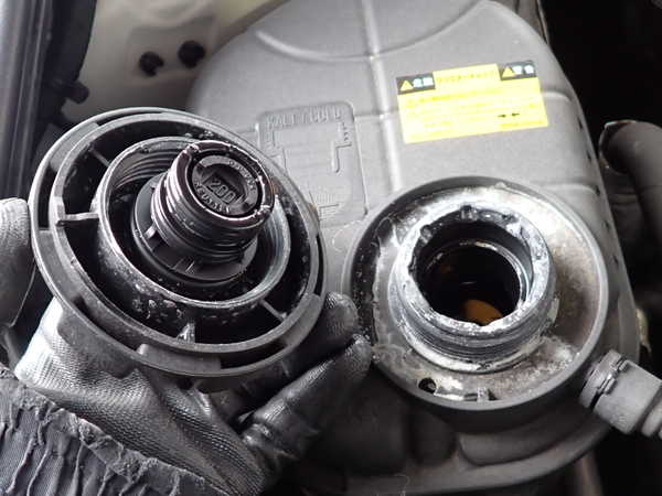 2UPJ-9237372410]BMW 523i ツーリング(MT25)(F11)ラジエータータンク 中古_4