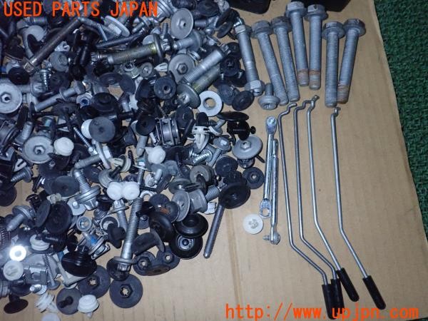 3UPJ=9237380720]BMW 320d(3D20 F30)ネジ・ナット・ステー類 セット ジャンク_3