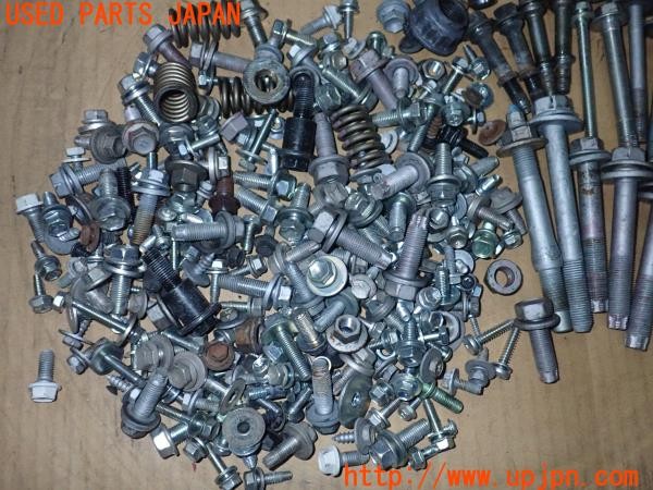 3UPJ=9237390720]ヴォクシーハイブリッド(ノアHV)(ZWR80G)前期 ネジ・ナット・ステー類 ジャンク_4