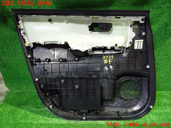 1UPJ-9237391234]ヴォクシーハイブリッド(ノアハイブリッド)(ZWR80G)右前ドア内張り 中古_4