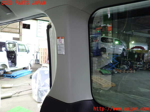 1UPJ-9237397675]ヴォクシーハイブリッド(ノアハイブリッド)(ZWR80G)右リアピラートリム 中古_2