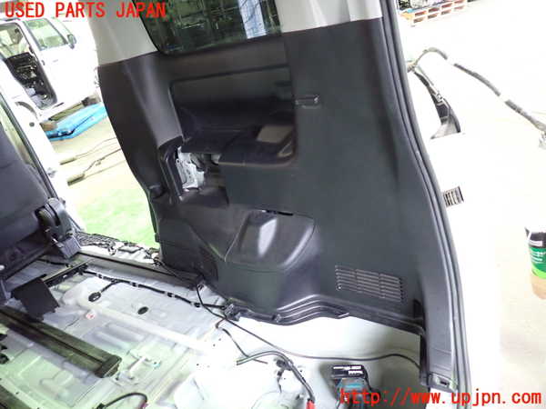 1UPJ-9237397675]ヴォクシーハイブリッド(ノアハイブリッド)(ZWR80G)右リアピラートリム 中古_4